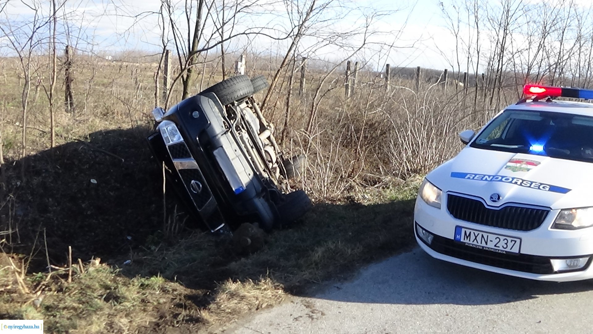 Oldalára borult egy terepjáró szerda reggel Nyírtura külterületén