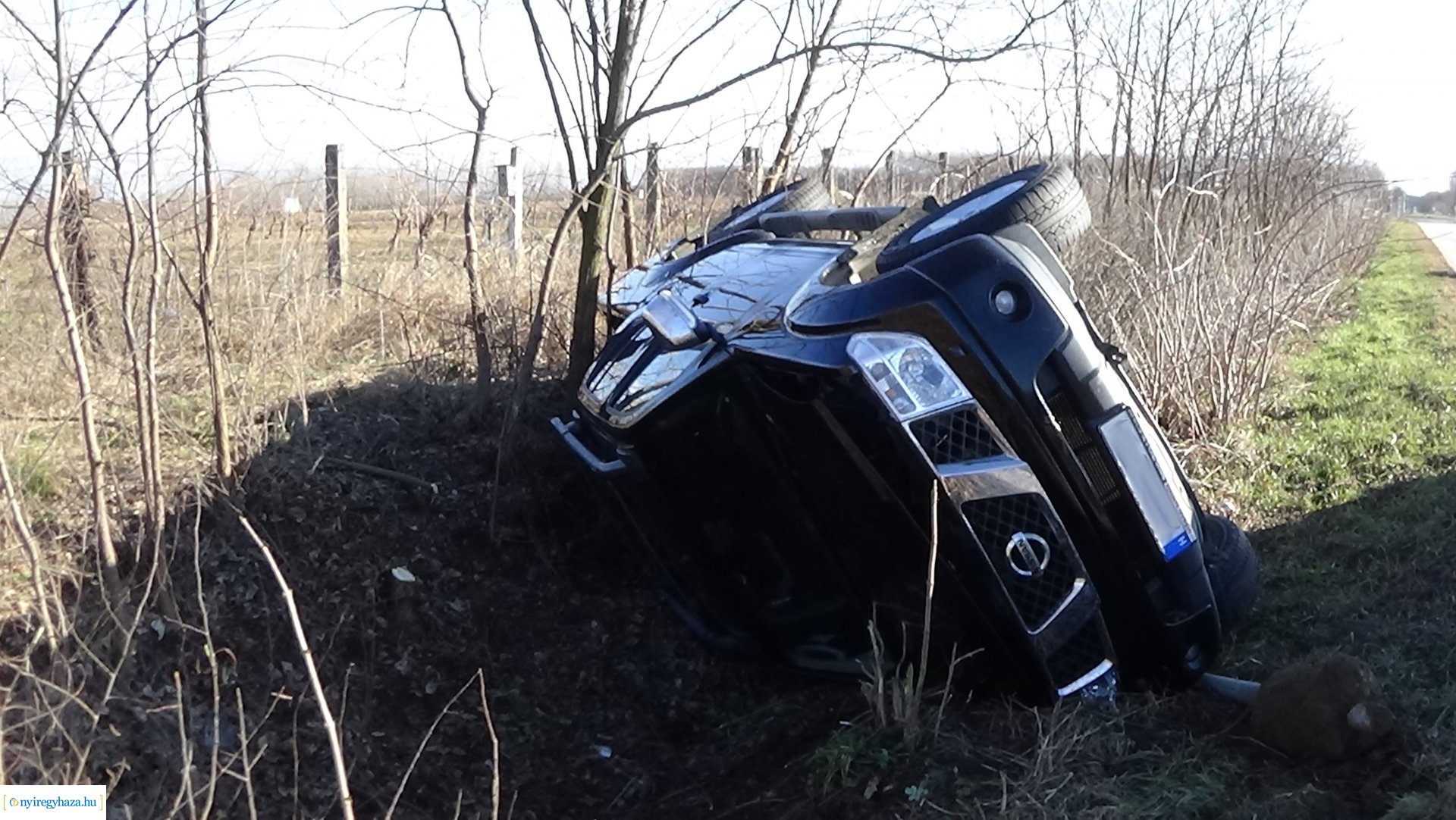 Oldalára borult egy terepjáró szerda reggel Nyírtura külterületén
