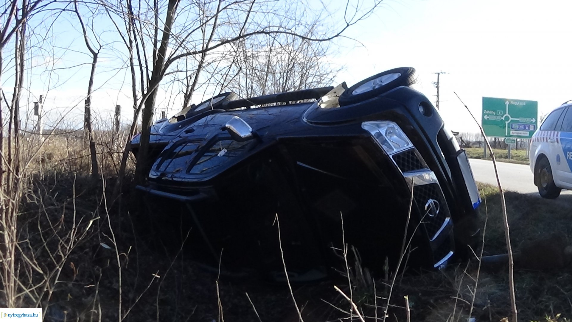 Oldalára borult egy terepjáró szerda reggel Nyírtura külterületén