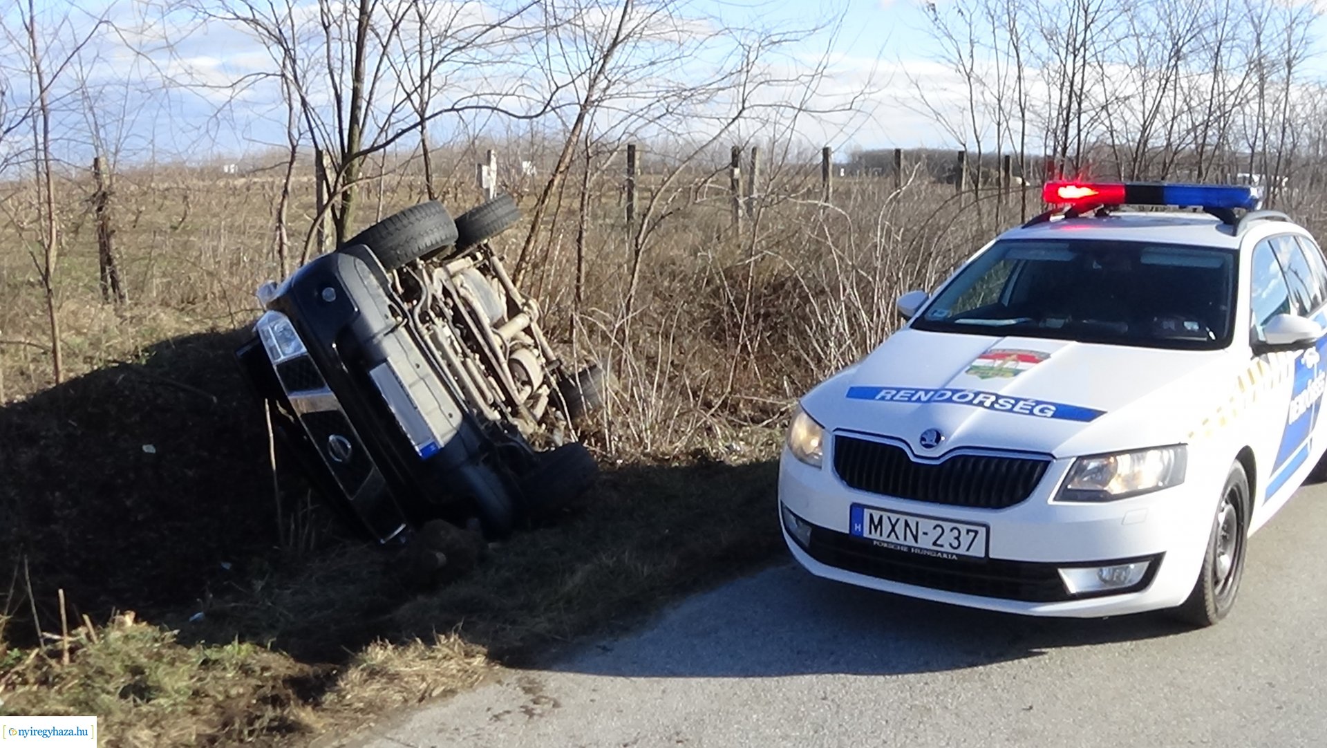 Oldalára borult egy terepjáró szerda reggel Nyírtura külterületén