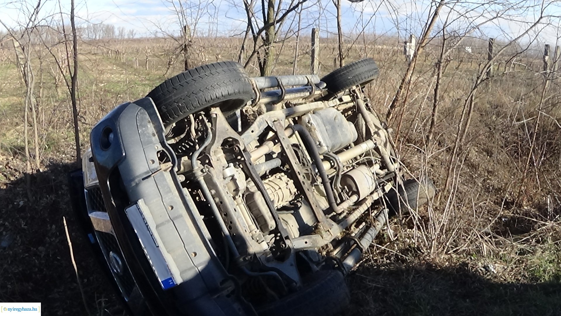 Oldalára borult egy terepjáró szerda reggel Nyírtura külterületén