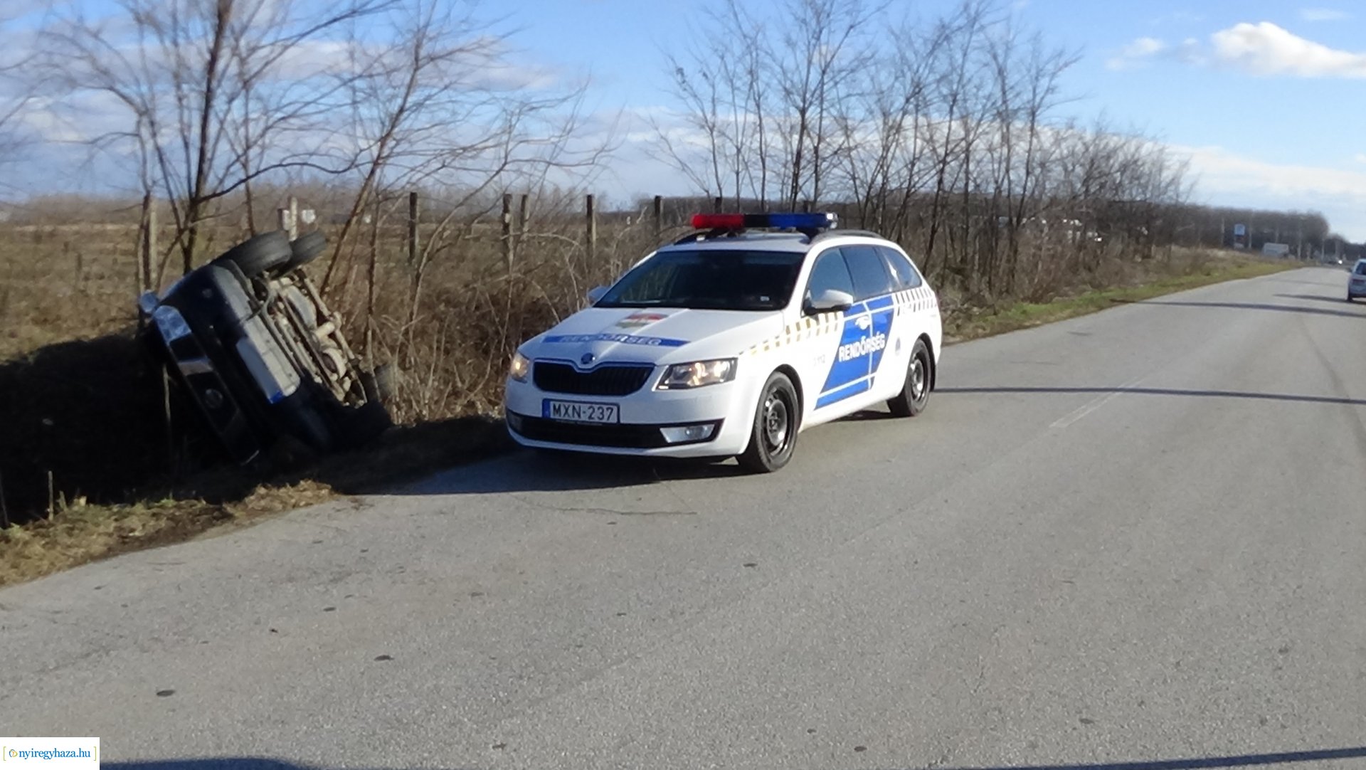 Oldalára borult egy terepjáró szerda reggel Nyírtura külterületén