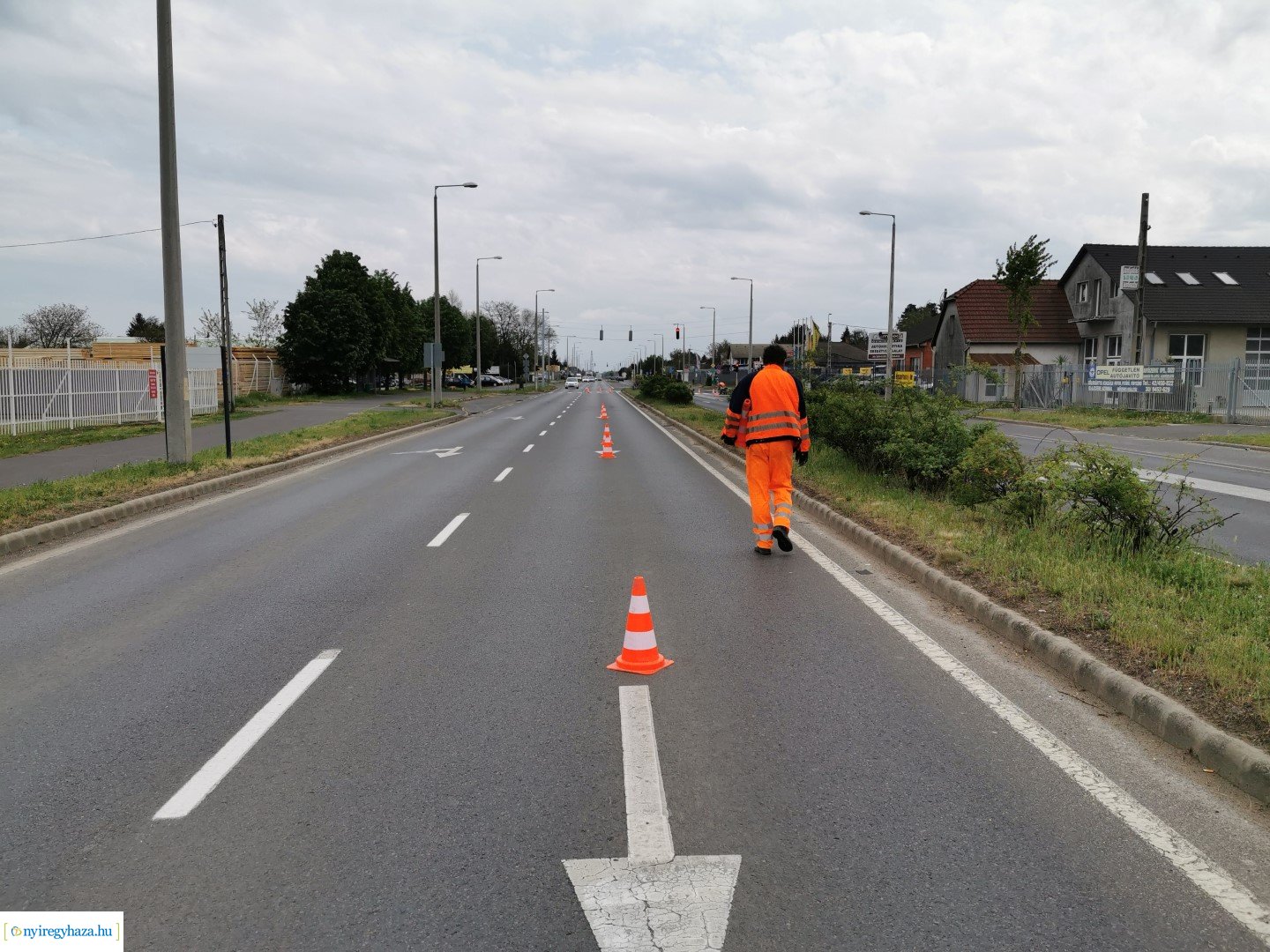 Orosi út - Festik az útburkolati jeleket