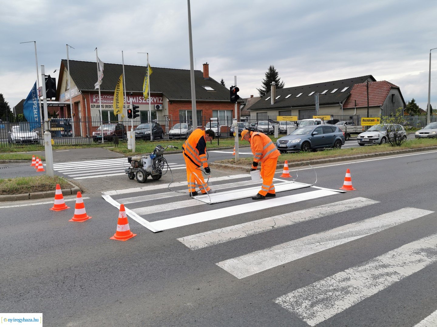 Orosi út - Festik az útburkolati jeleket