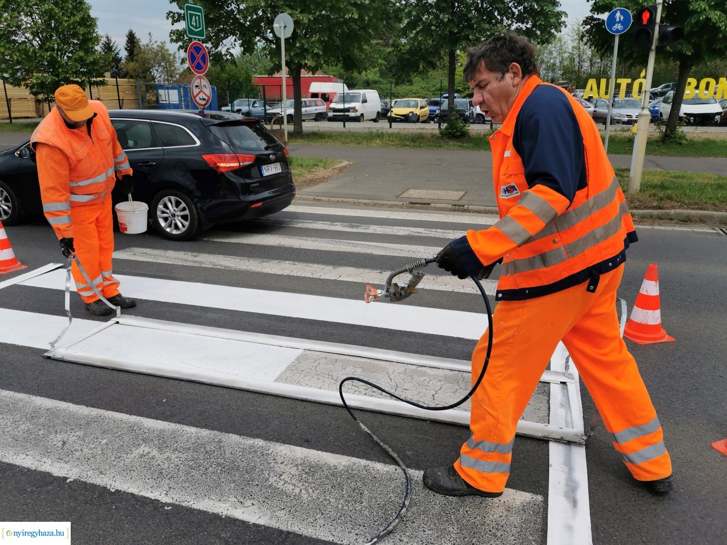 Orosi út - Festik az útburkolati jeleket