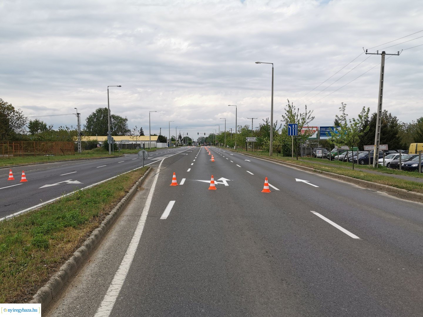 Orosi út - Festik az útburkolati jeleket