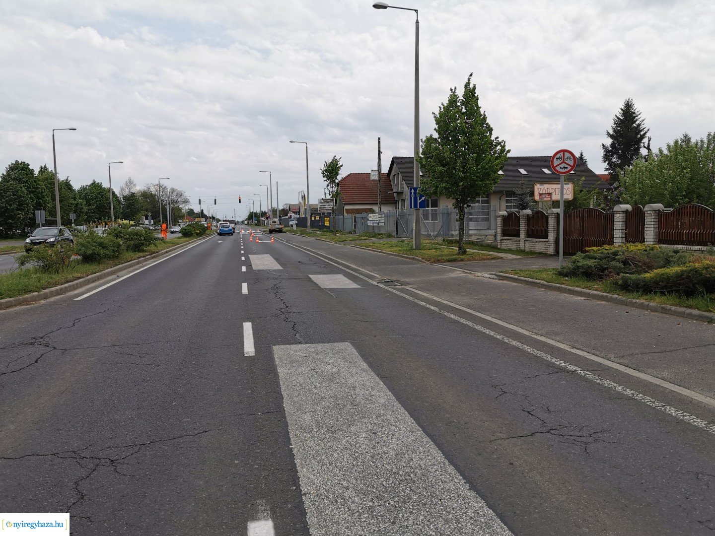 Orosi út - Festik az útburkolati jeleket