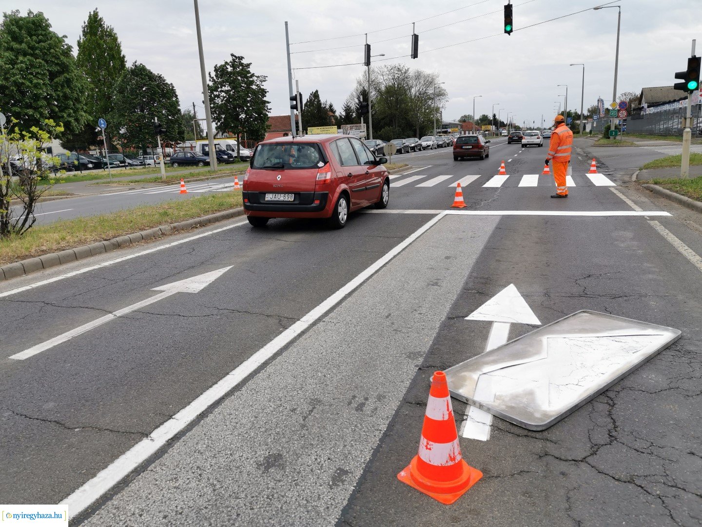Orosi út - Festik az útburkolati jeleket