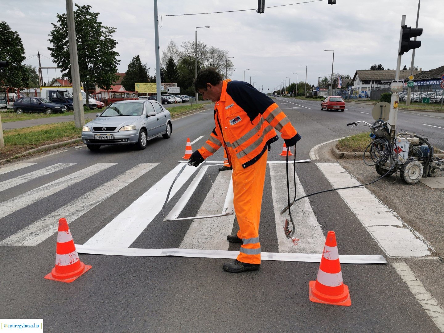 Orosi út - Festik az útburkolati jeleket