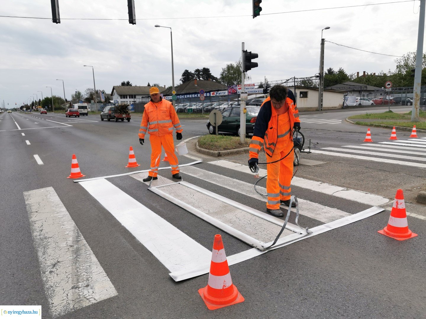Orosi út - Festik az útburkolati jeleket