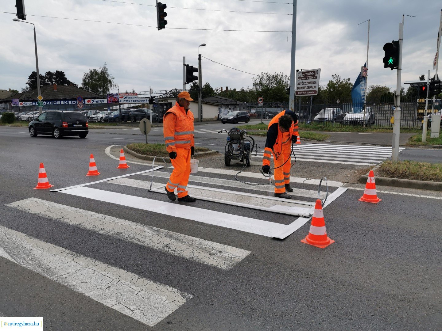 Orosi út - Festik az útburkolati jeleket