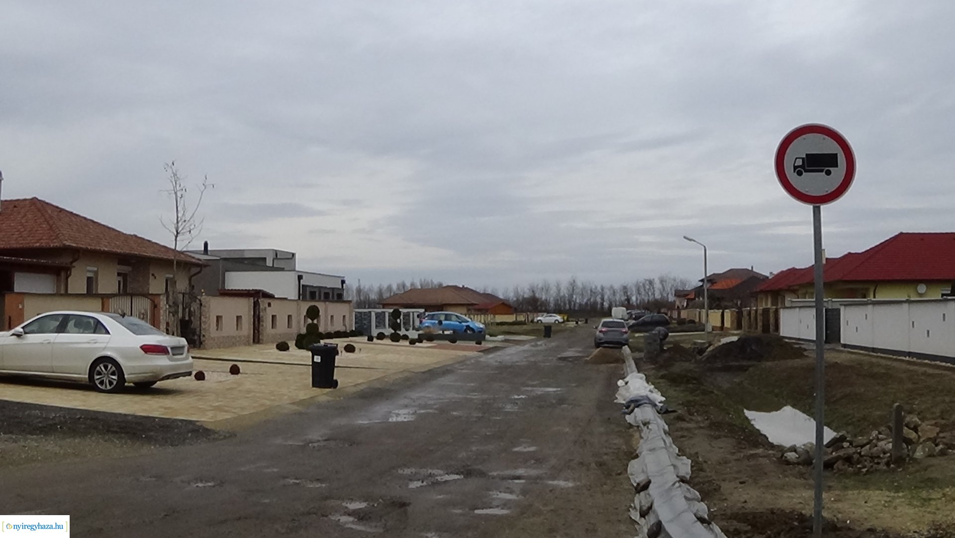 Oroson a Napkelte utcára tilos behajtani teherautóval a Mezsgye utcáról