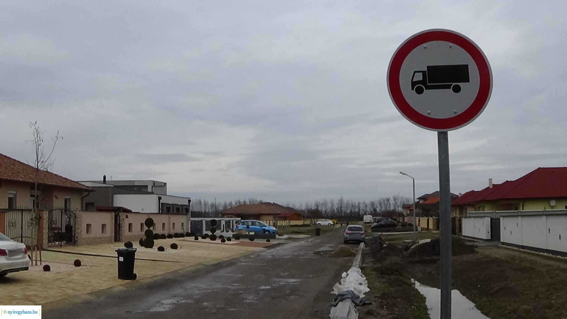 Oroson a Napkelte utcára tilos behajtani teherautóval a Mezsgye utcáról