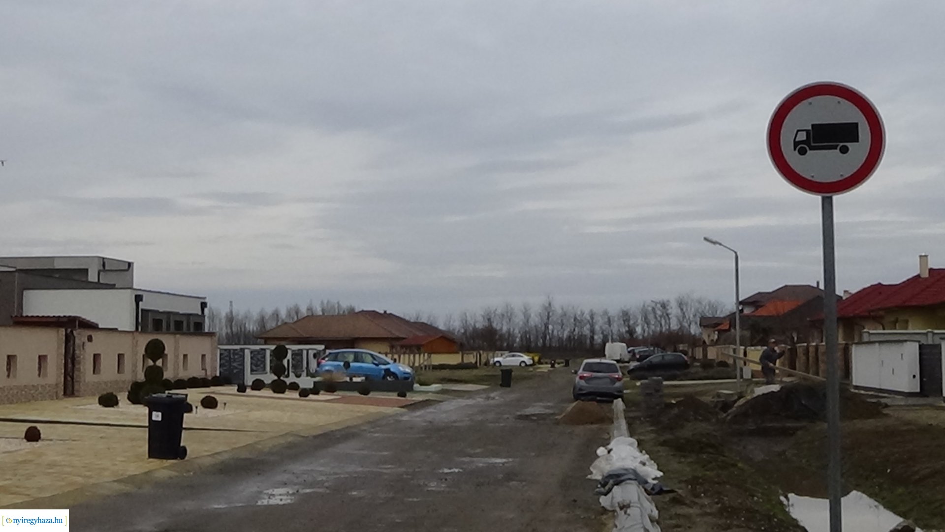 Oroson a Napkelte utcára tilos behajtani teherautóval a Mezsgye utcáról