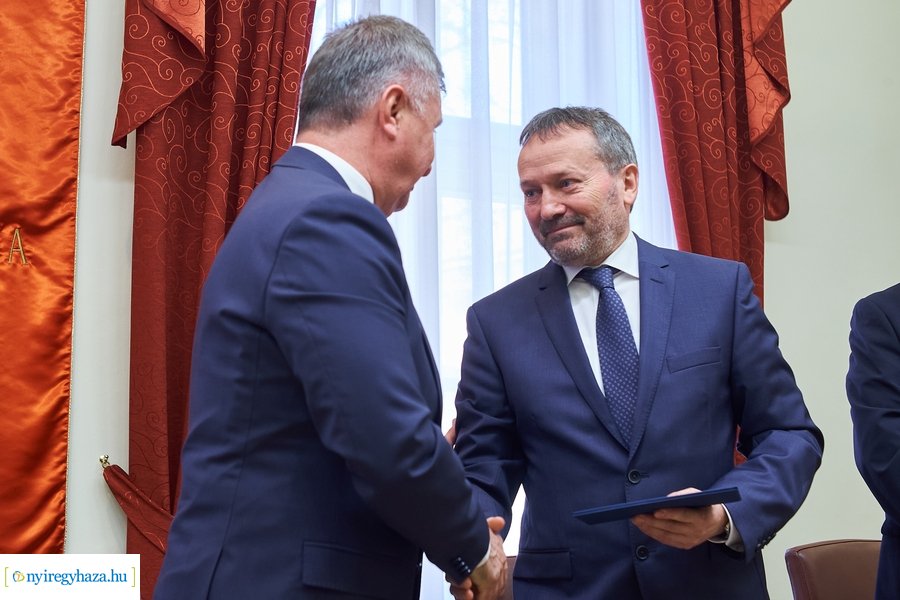 Országgyűlési képviselők megbízóleveleinek az átadása 2022