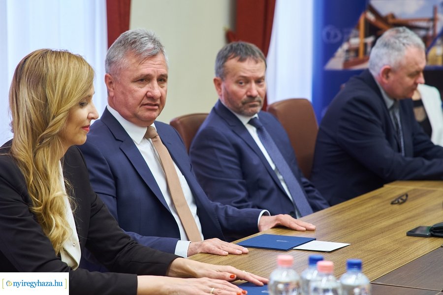 Országgyűlési képviselők megbízóleveleinek az átadása 2022