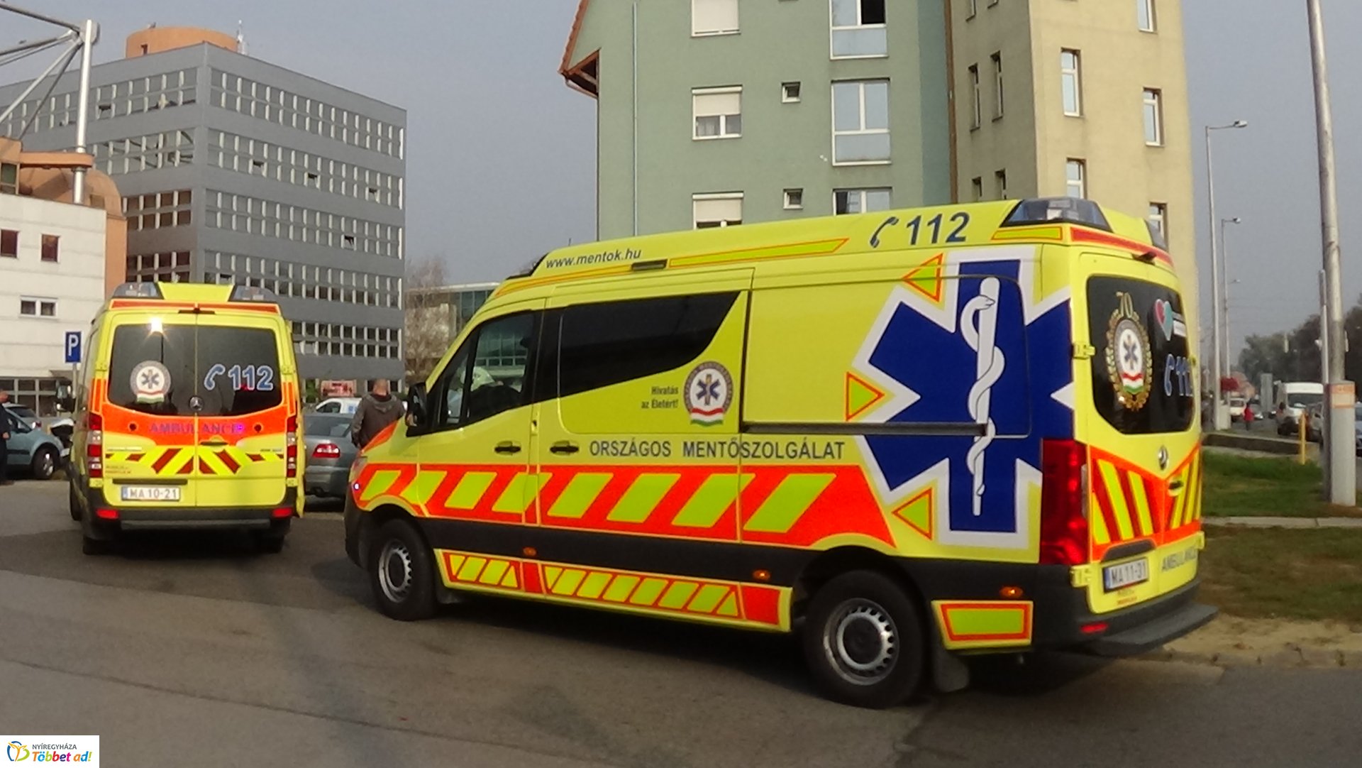 Összeütközött két személygépkocsi Nyíregyházán, a Szabadság téren