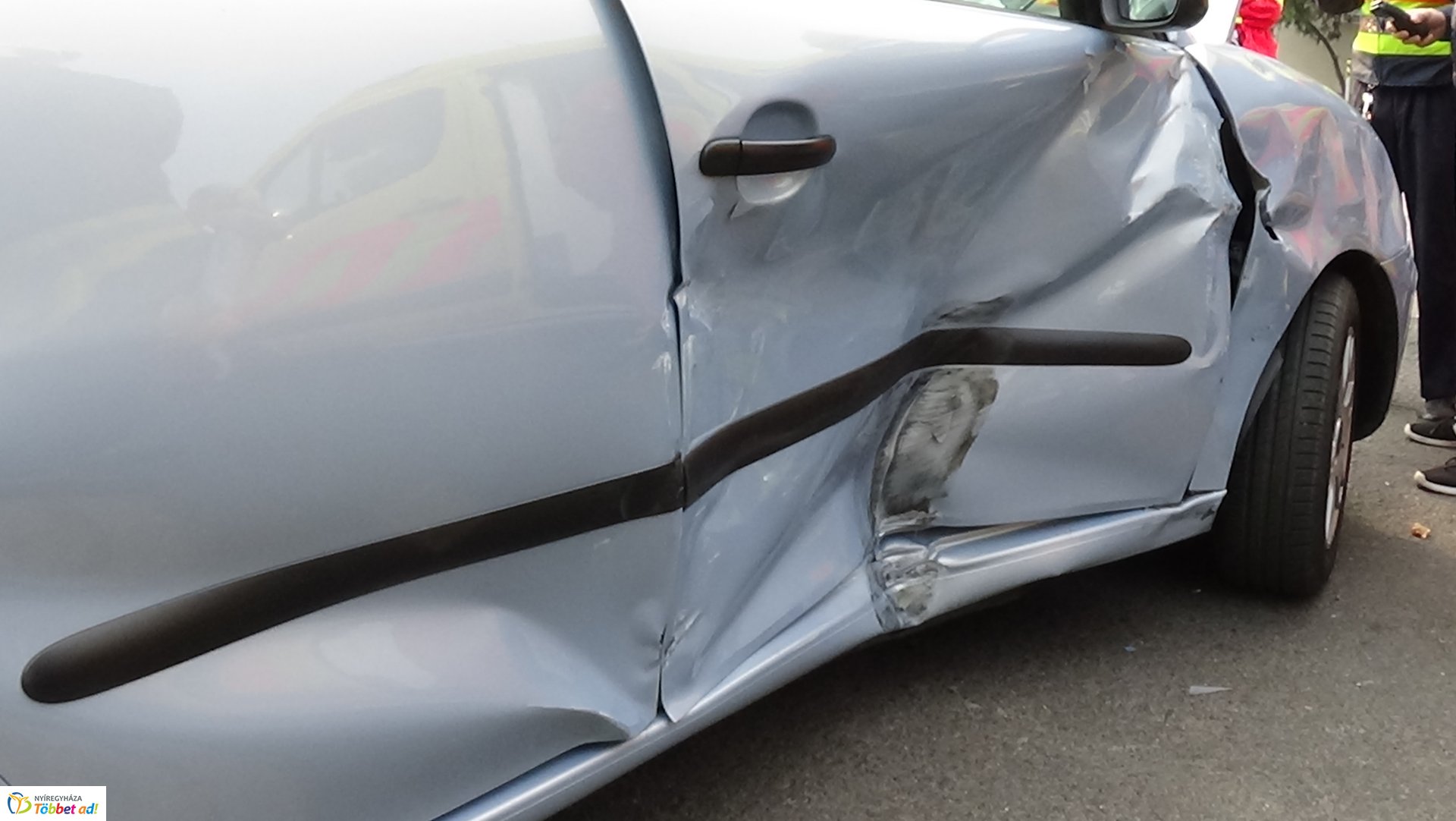 Összeütközött két személygépkocsi Nyíregyházán, a Szabadság téren