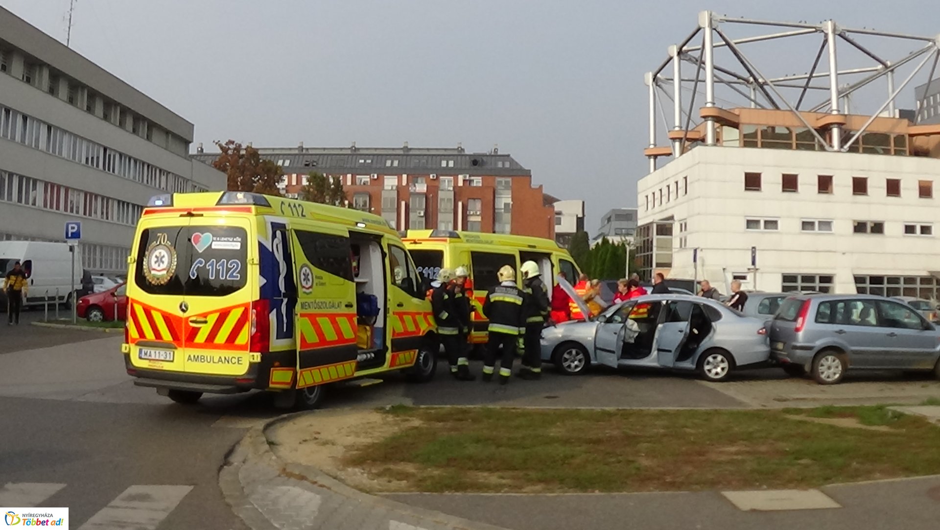 Összeütközött két személygépkocsi Nyíregyházán, a Szabadság téren