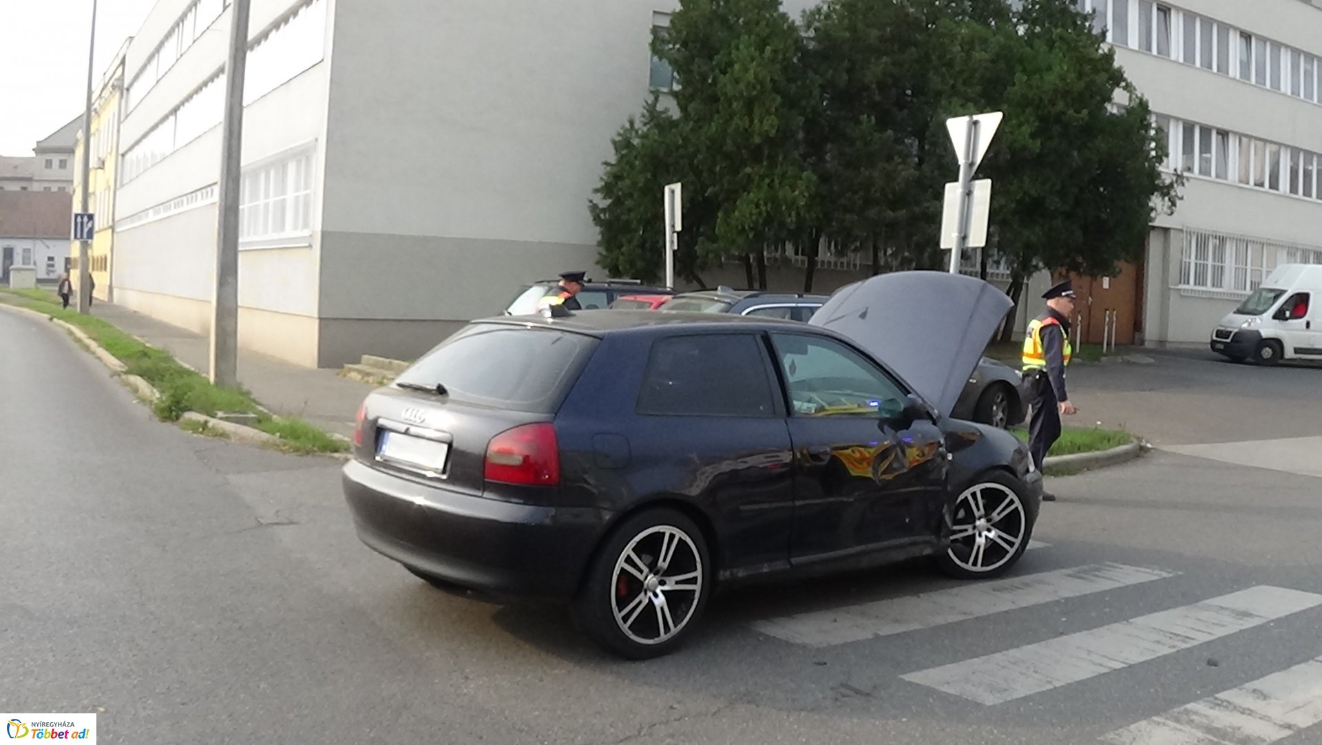 Összeütközött két személygépkocsi Nyíregyházán, a Szabadság téren