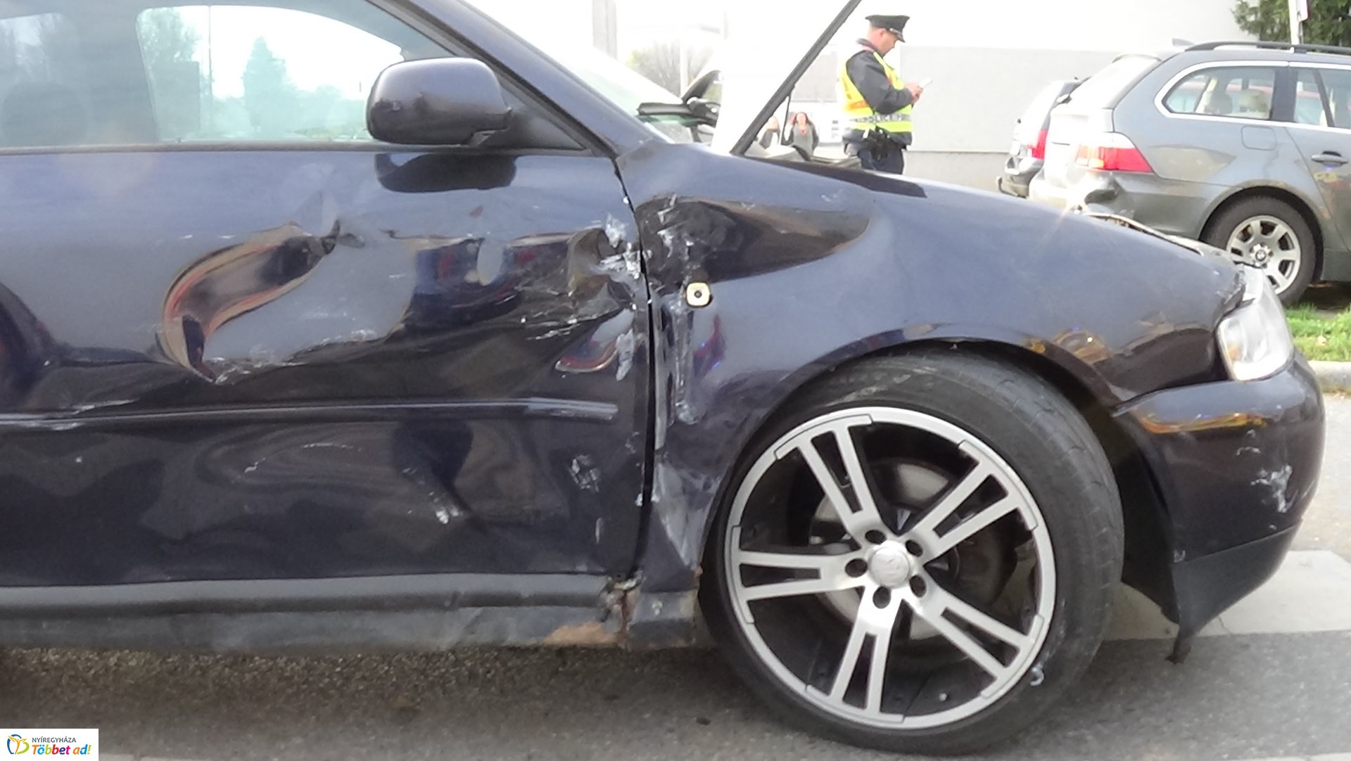 Összeütközött két személygépkocsi Nyíregyházán, a Szabadság téren