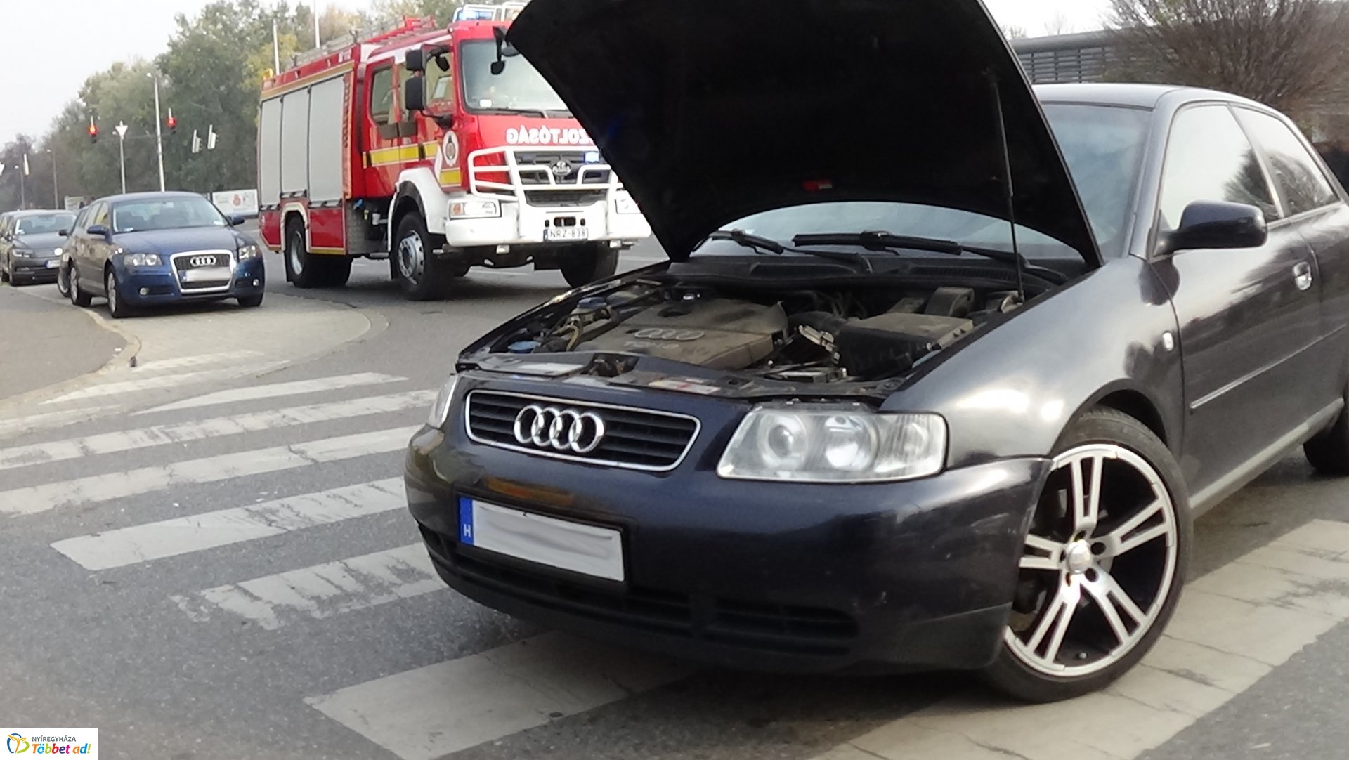 Összeütközött két személygépkocsi Nyíregyházán, a Szabadság téren