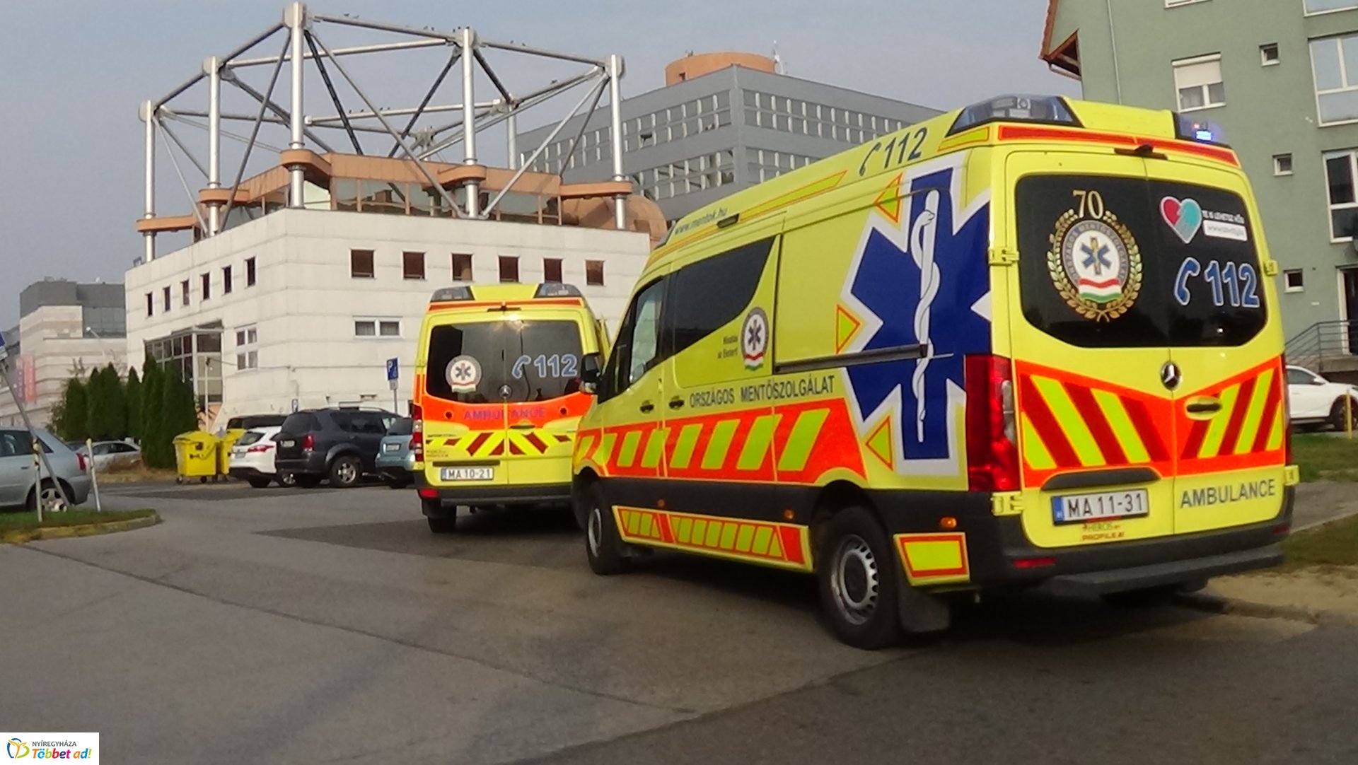 Összeütközött két személygépkocsi Nyíregyházán, a Szabadság téren