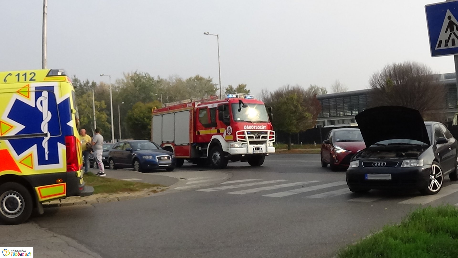 Összeütközött két személygépkocsi Nyíregyházán, a Szabadság téren