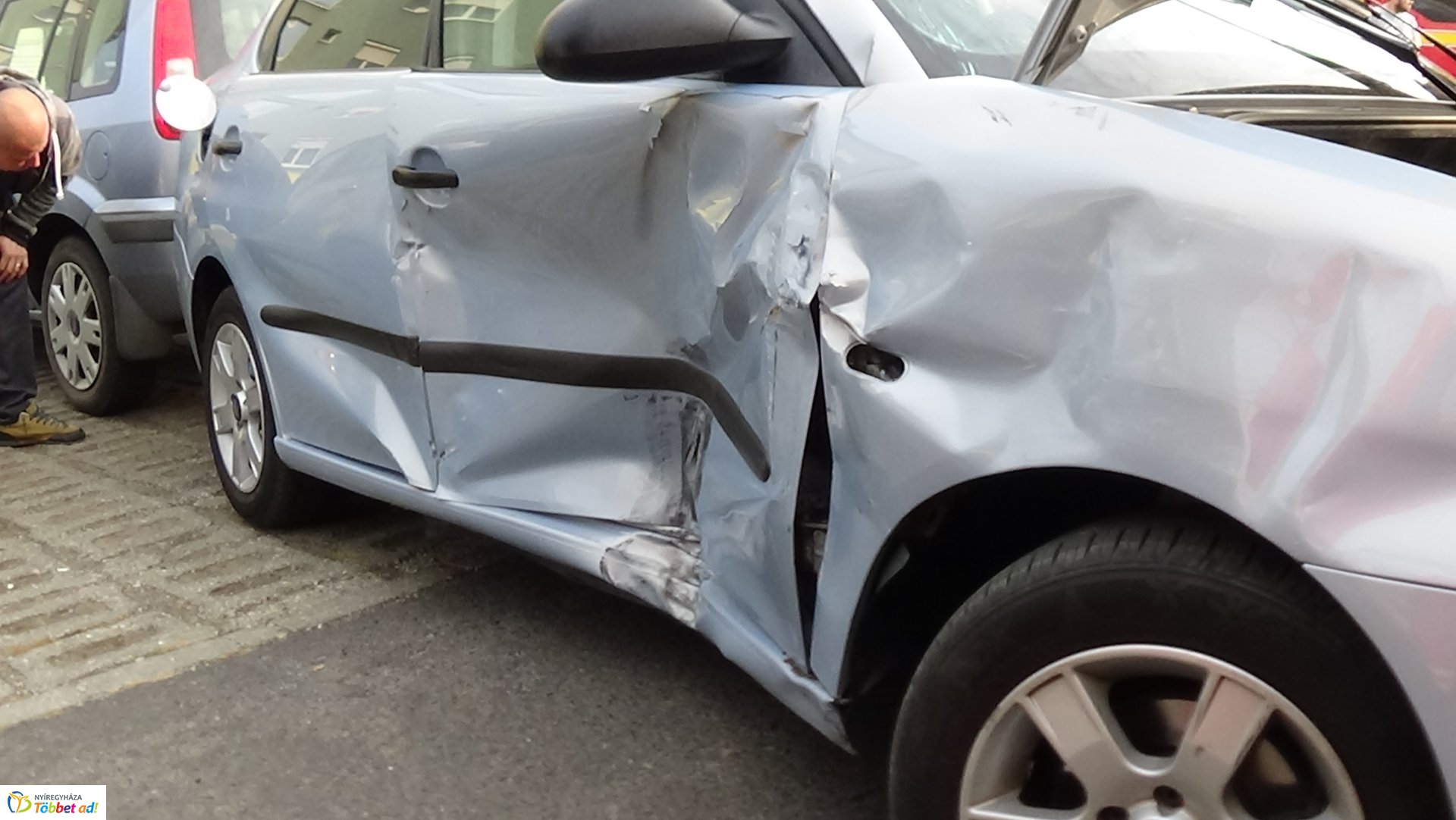 Összeütközött két személygépkocsi Nyíregyházán, a Szabadság téren