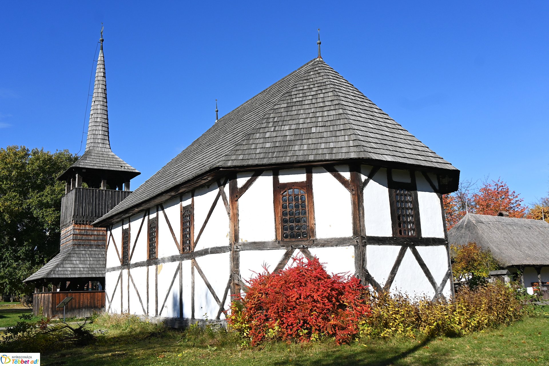 Őszi napsütésben a Sóstói Múzeumfalu