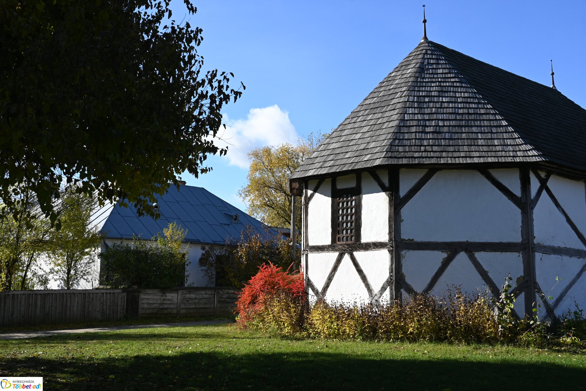 Őszi napsütésben a Sóstói Múzeumfalu