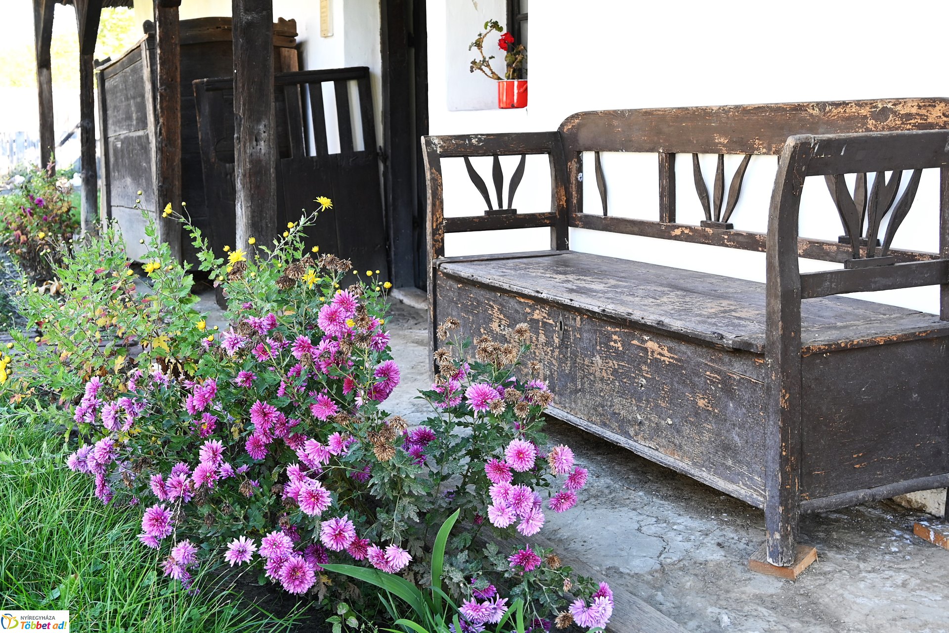 Őszi napsütésben a Sóstói Múzeumfalu