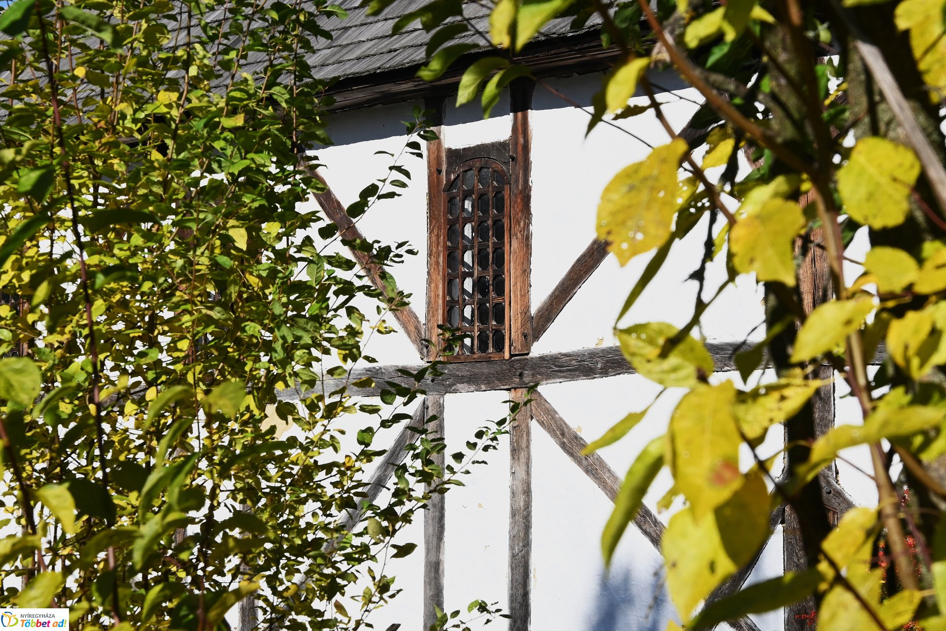 Őszi napsütésben a Sóstói Múzeumfalu