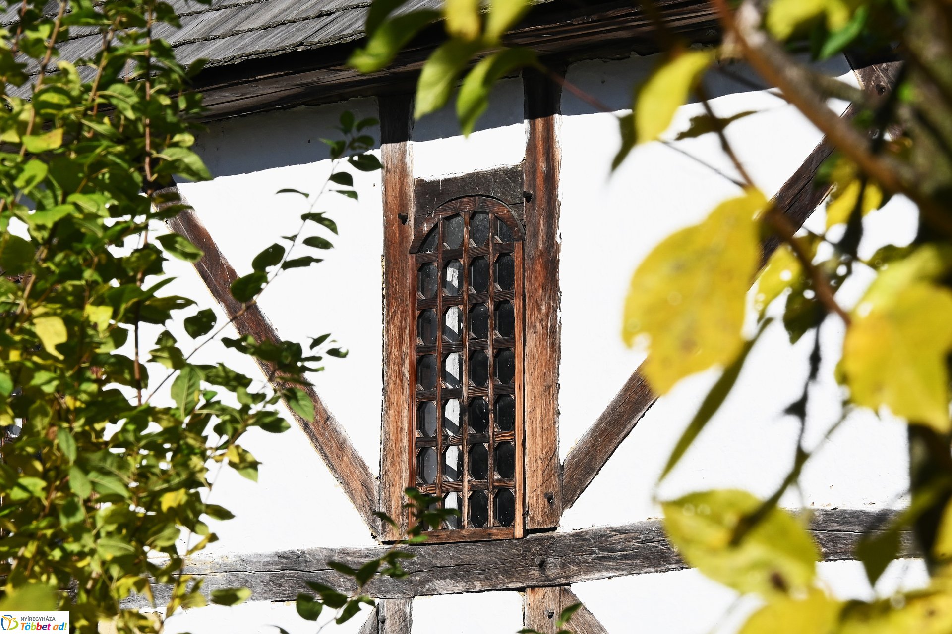 Őszi napsütésben a Sóstói Múzeumfalu