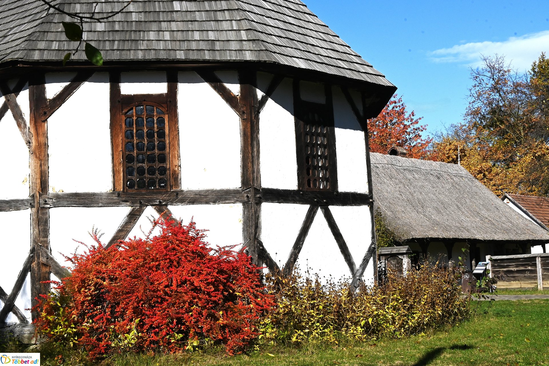 Őszi napsütésben a Sóstói Múzeumfalu