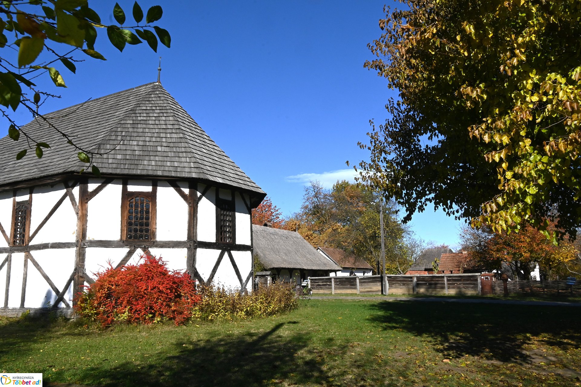 Őszi napsütésben a Sóstói Múzeumfalu