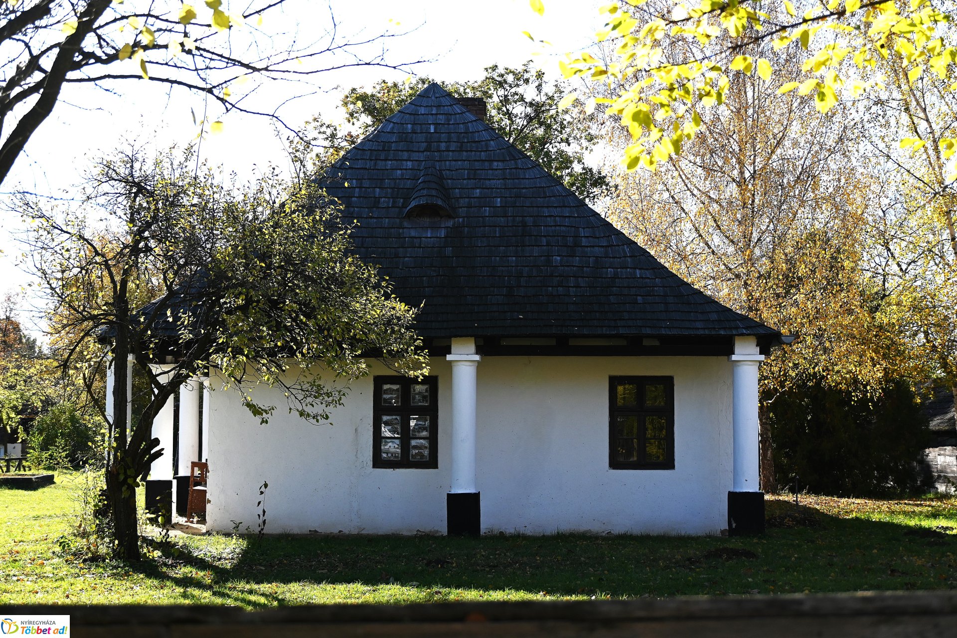 Őszi napsütésben a Sóstói Múzeumfalu