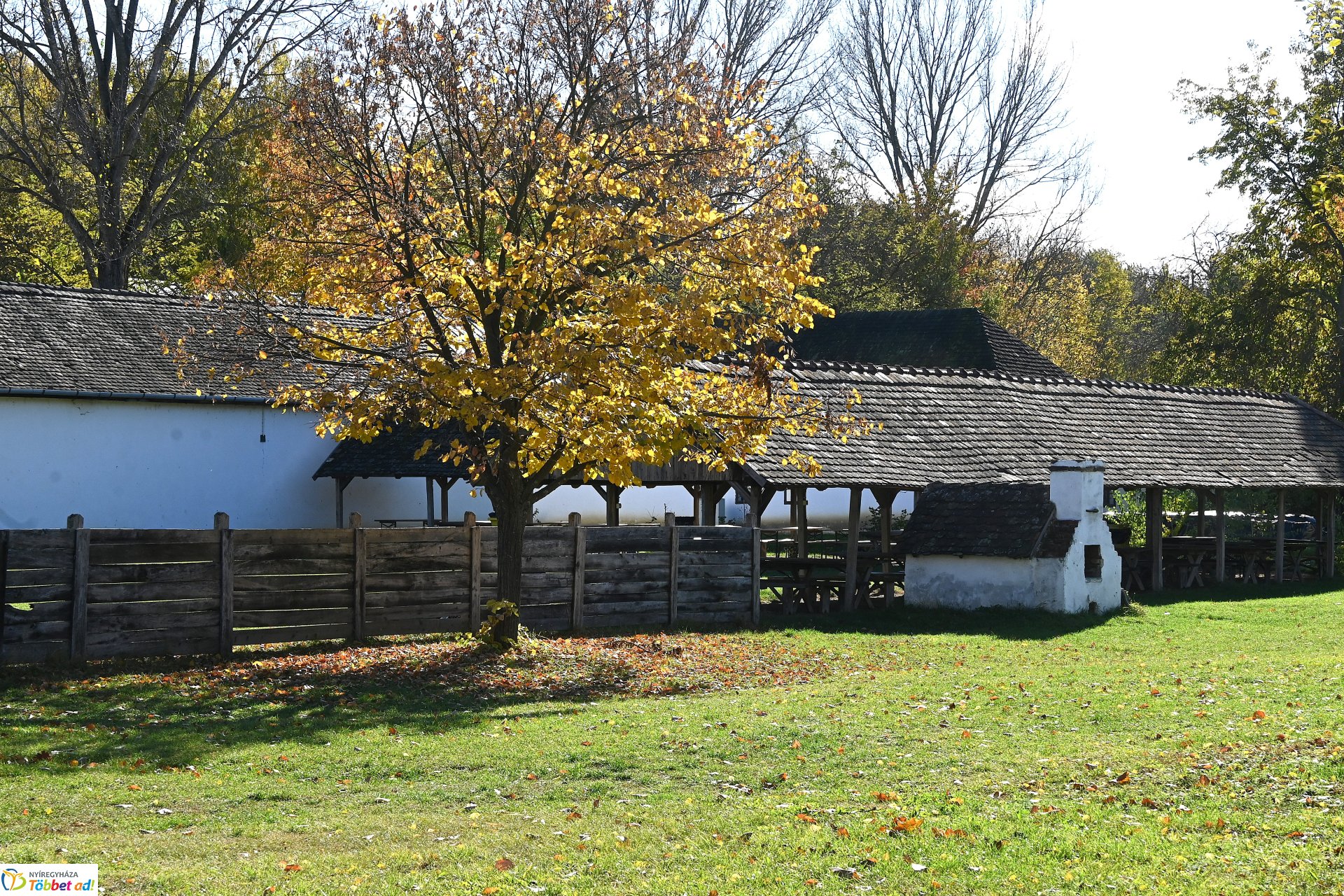 Őszi napsütésben a Sóstói Múzeumfalu