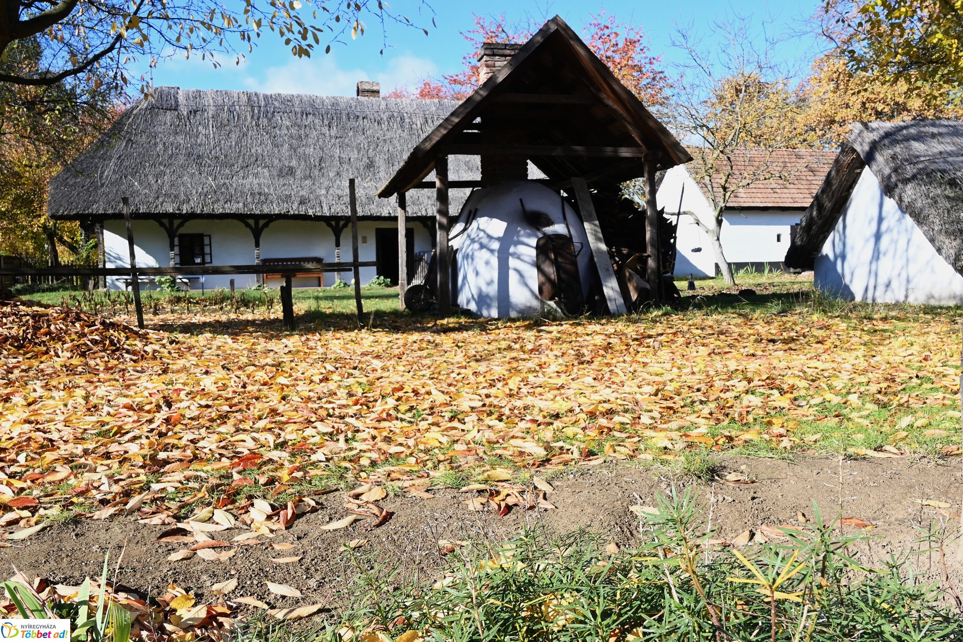 Őszi napsütésben a Sóstói Múzeumfalu