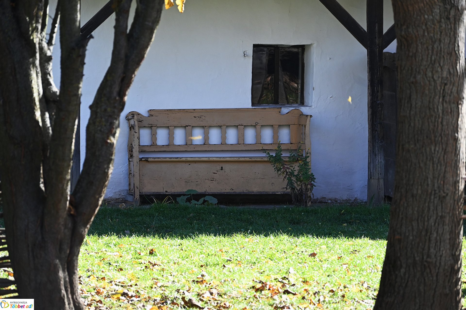 Őszi napsütésben a Sóstói Múzeumfalu