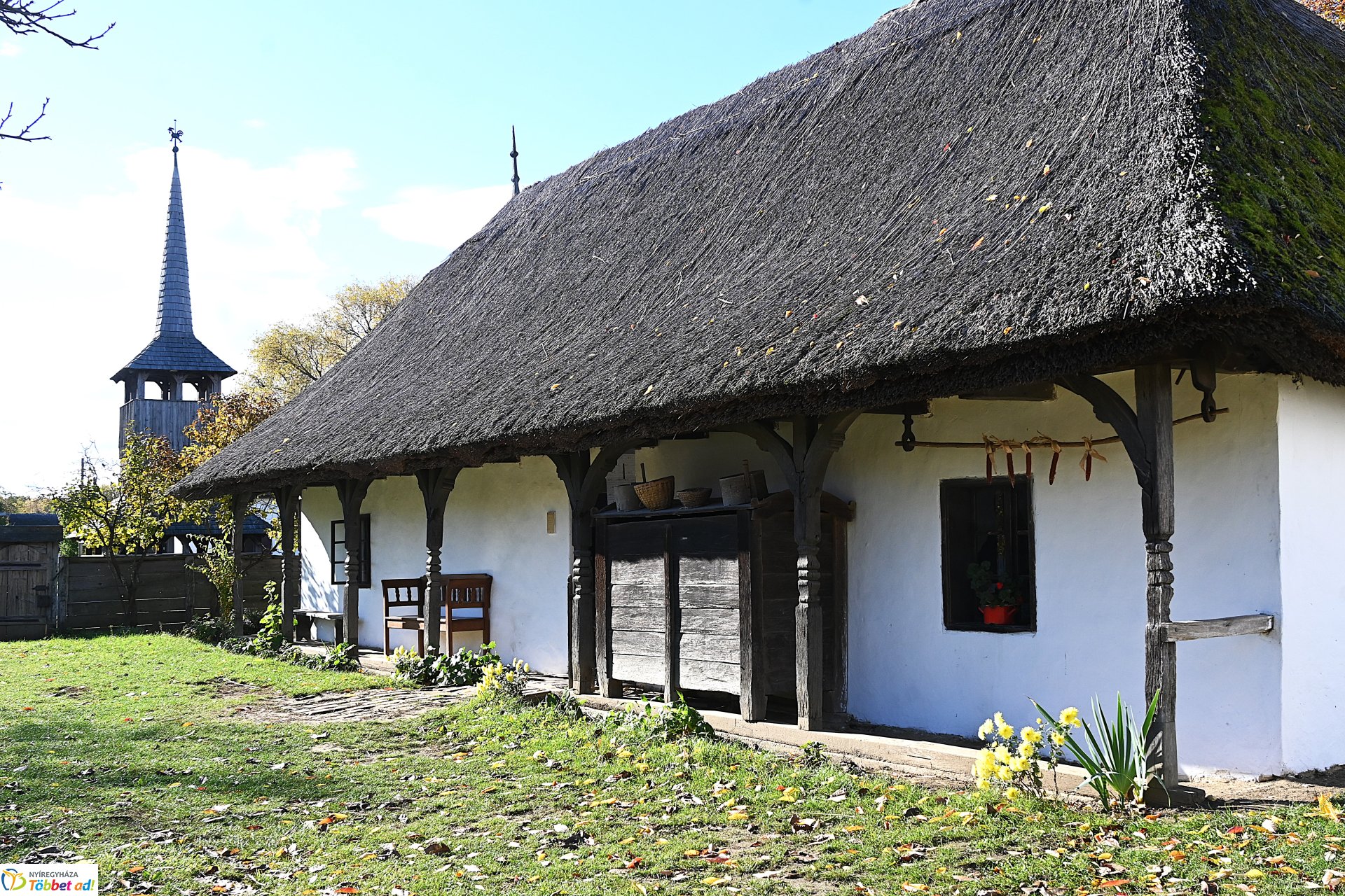 Őszi napsütésben a Sóstói Múzeumfalu