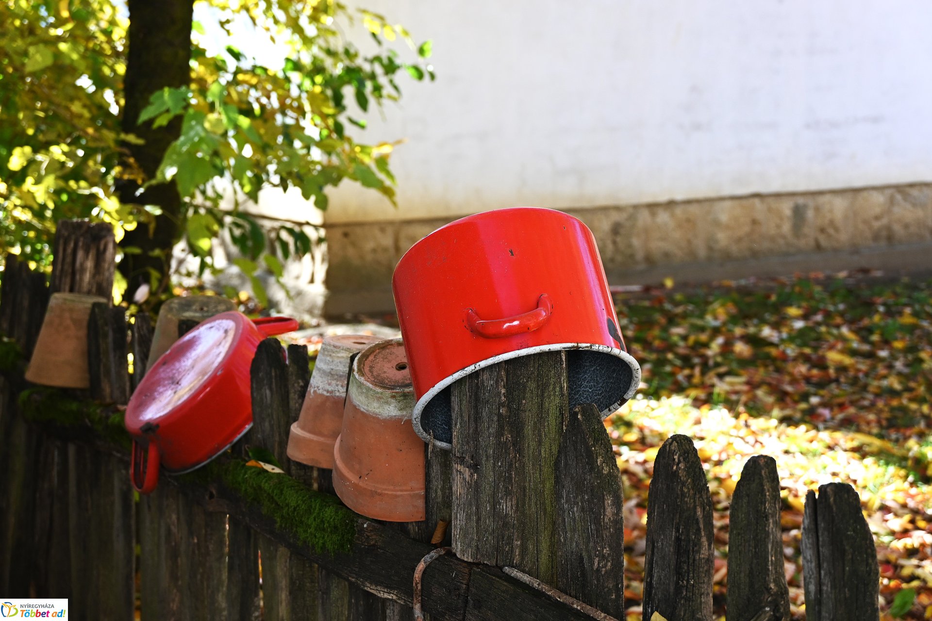 Őszi napsütésben a Sóstói Múzeumfalu
