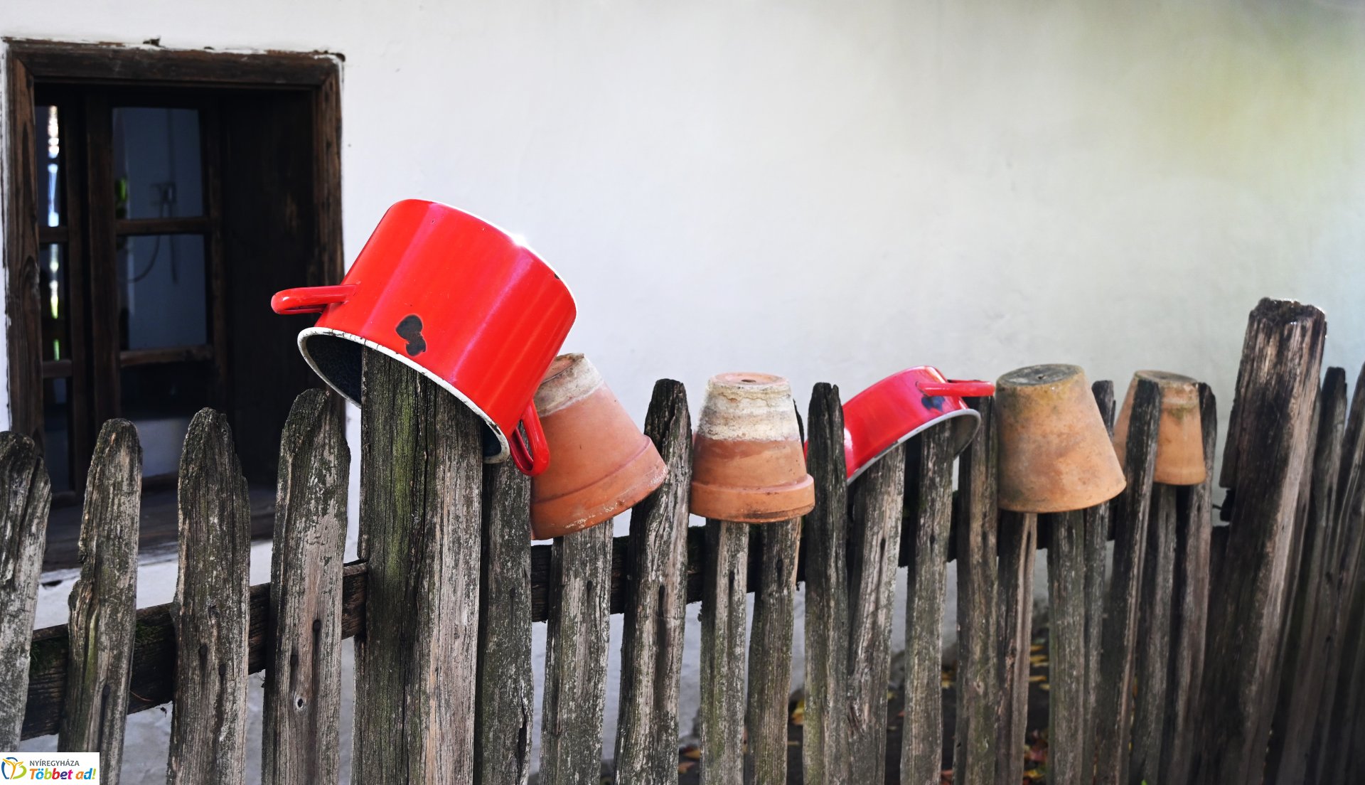 Őszi napsütésben a Sóstói Múzeumfalu