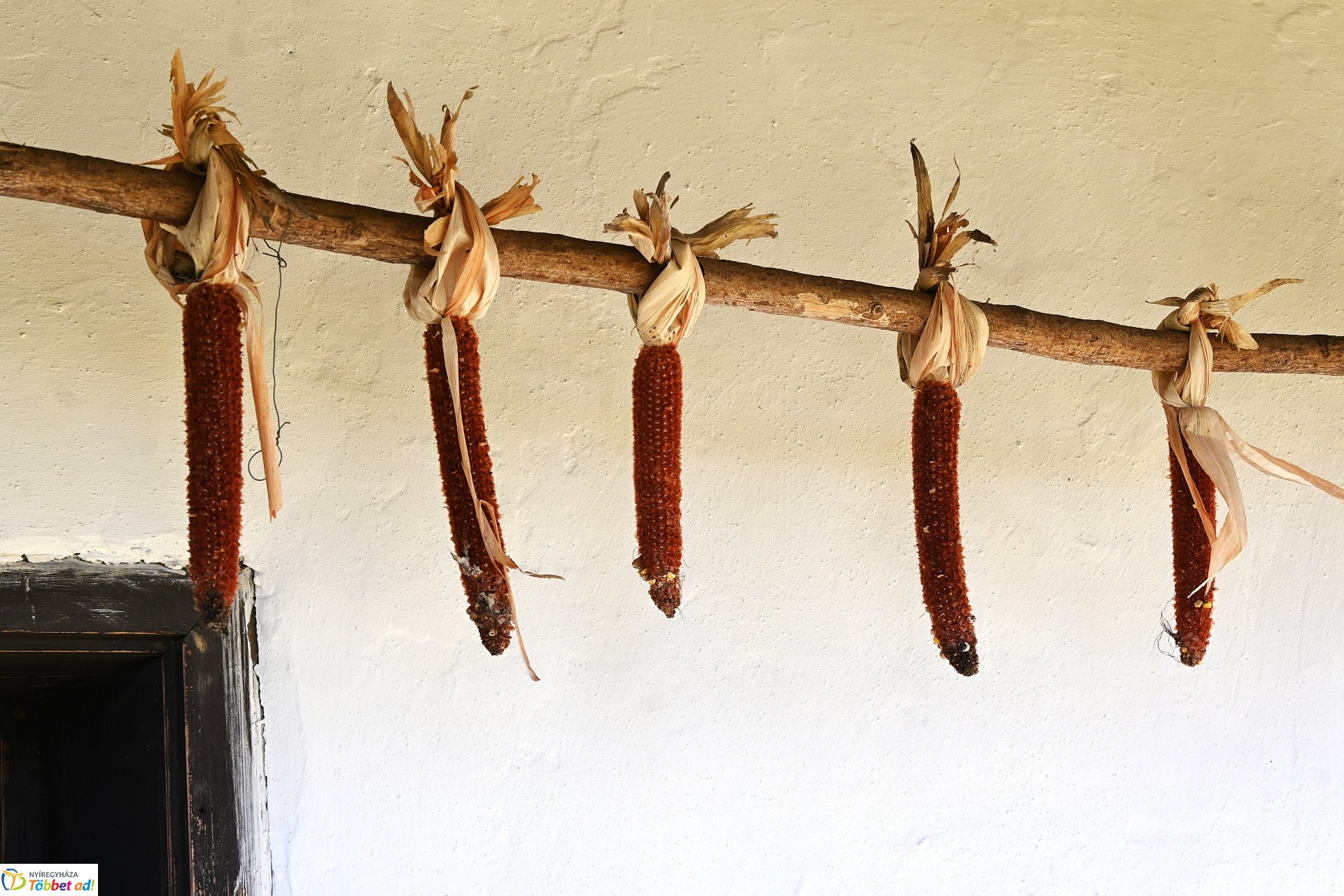 Őszi napsütésben a Sóstói Múzeumfalu