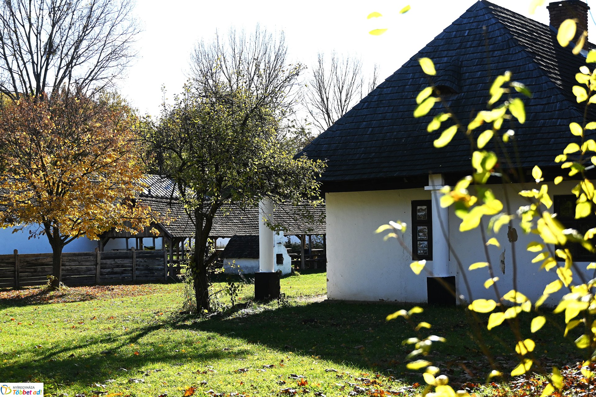 Őszi napsütésben a Sóstói Múzeumfalu