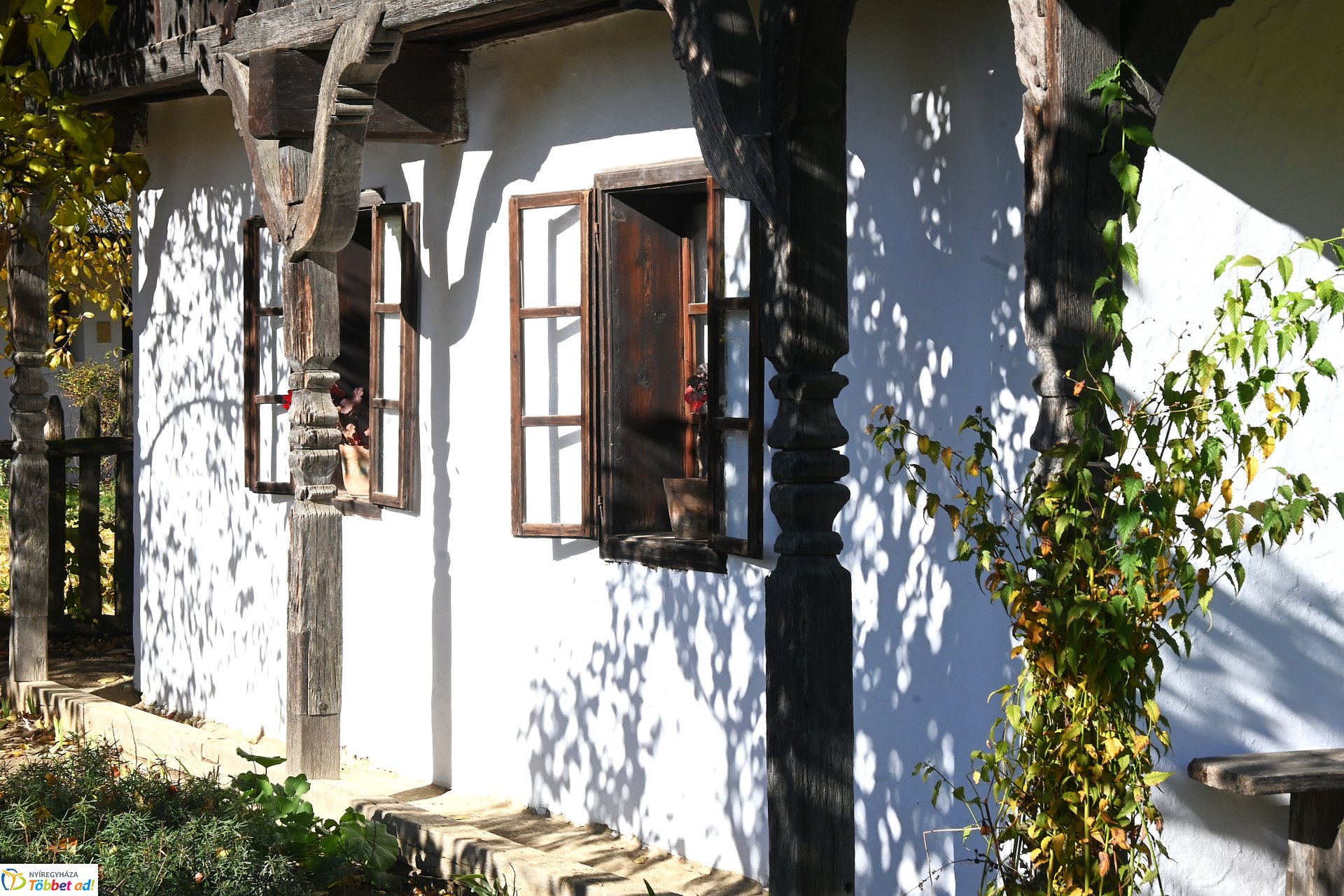 Őszi napsütésben a Sóstói Múzeumfalu