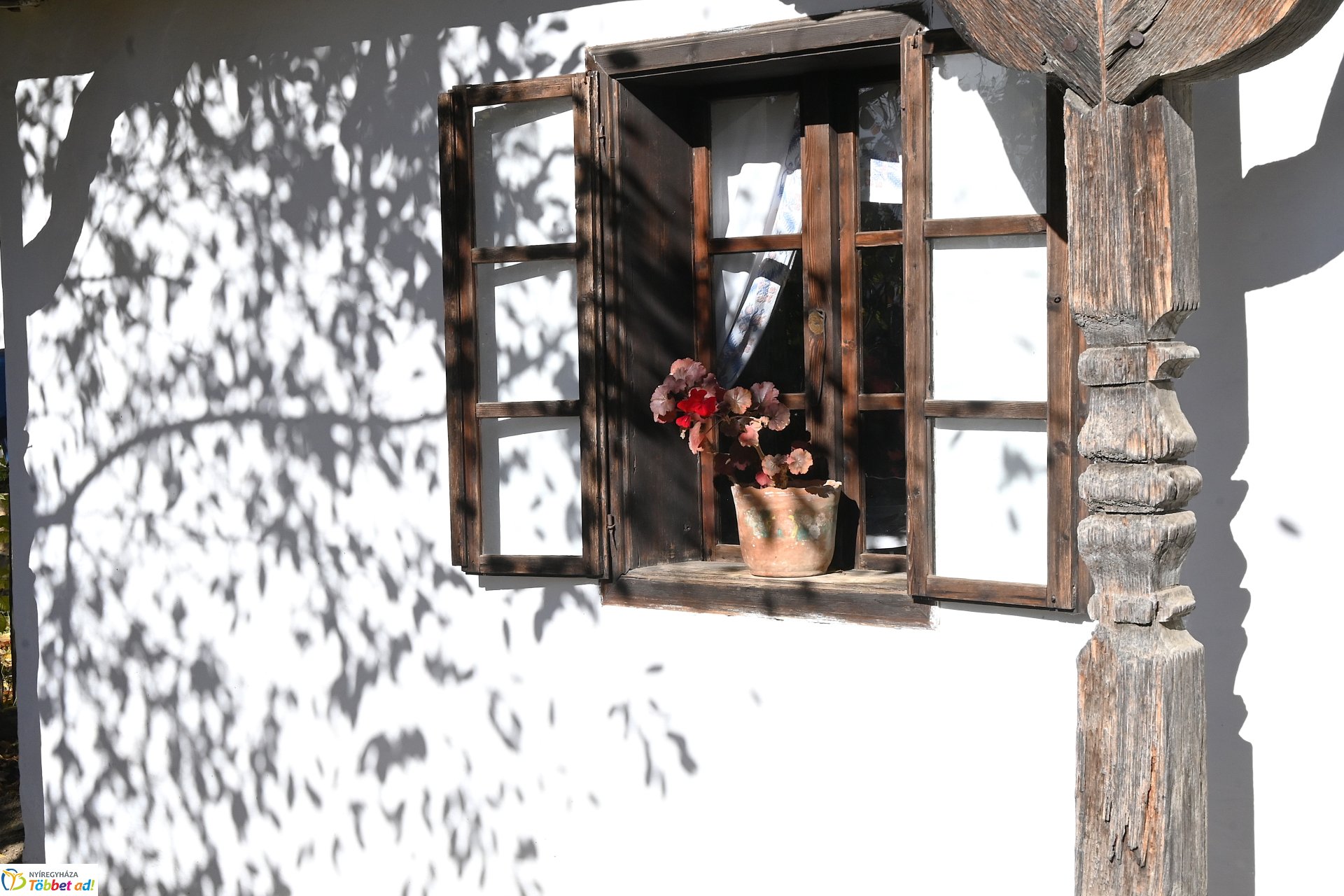 Őszi napsütésben a Sóstói Múzeumfalu