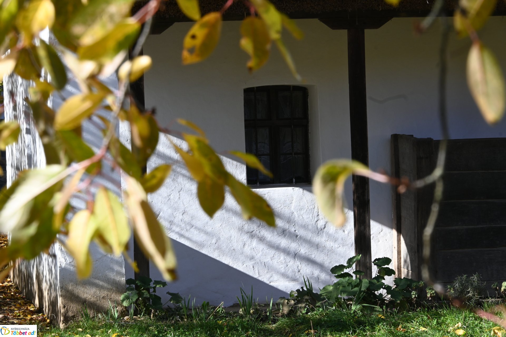 Őszi napsütésben a Sóstói Múzeumfalu