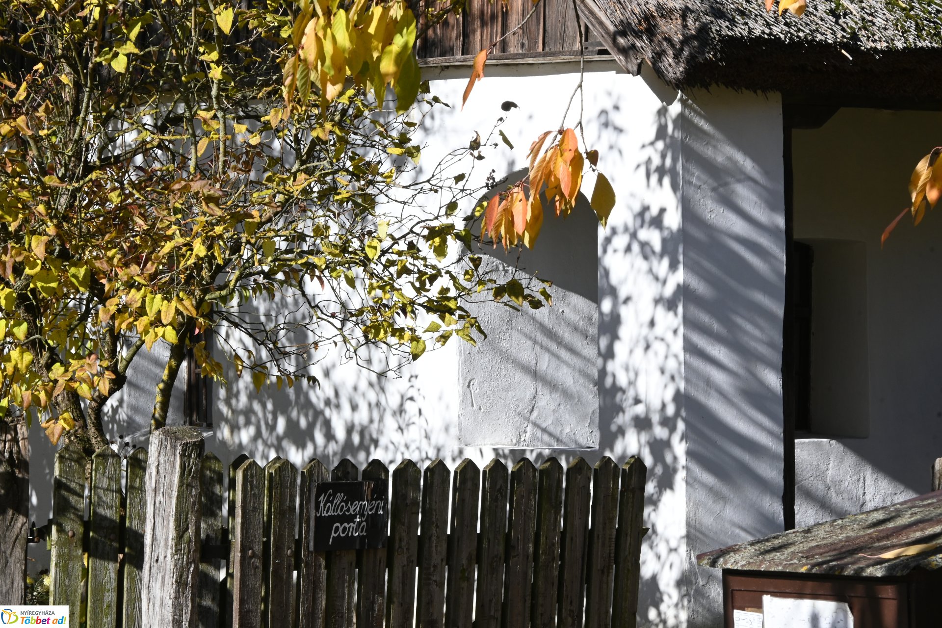 Őszi napsütésben a Sóstói Múzeumfalu