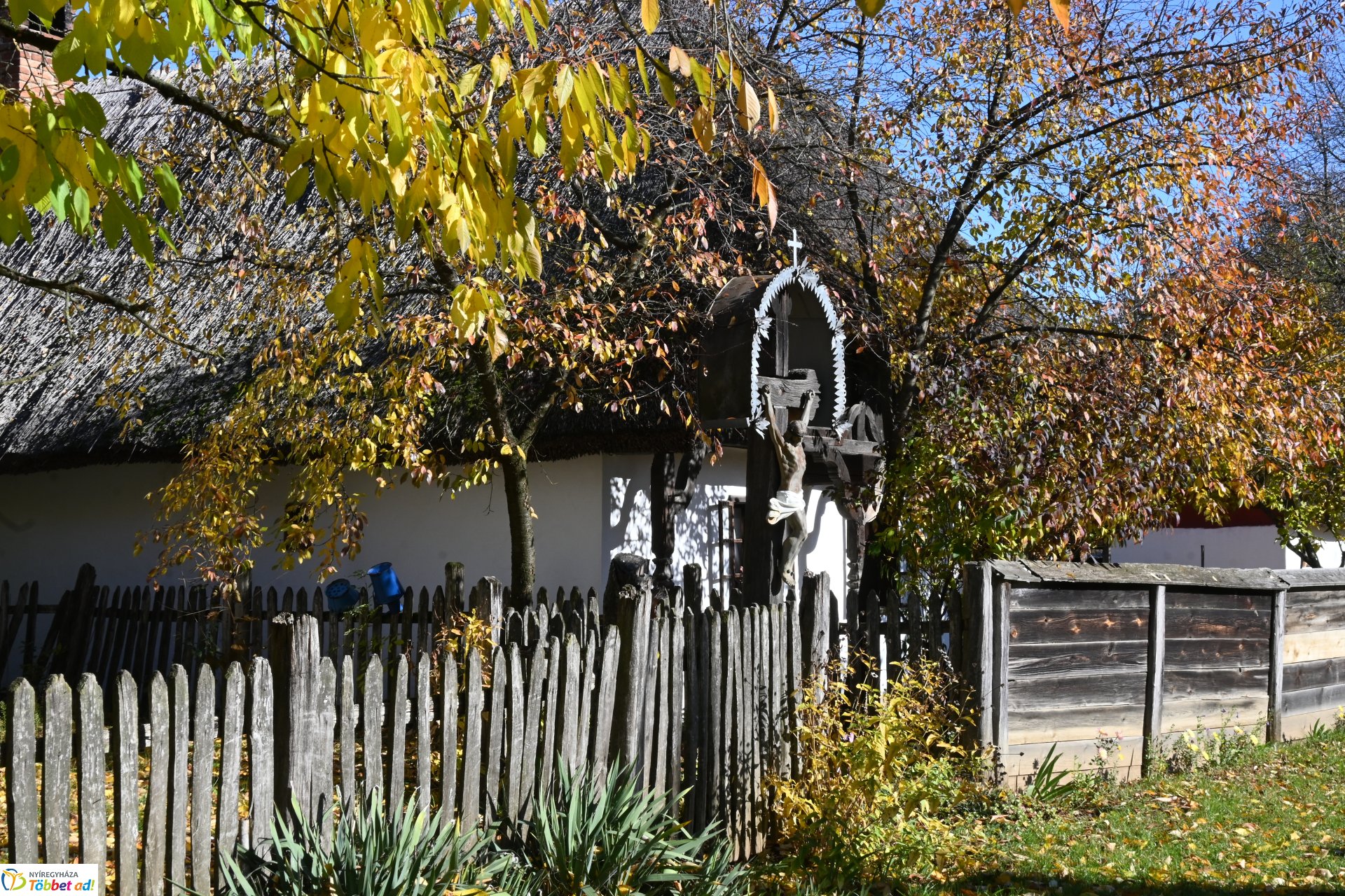 Őszi napsütésben a Sóstói Múzeumfalu